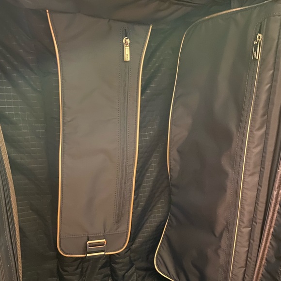 TUMI ALPHA SHORT TRIP DUAL ACCESS SUITCASE - Picture 10 of 15